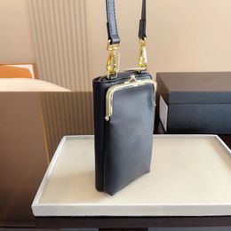 Nieuwe designer lederen schoudertas Metalen gesp lichte luxe mobiele telefoon tas dagelijkse concave vorm moet een kleine mini alles lichtgewicht crossbody tas zijn
