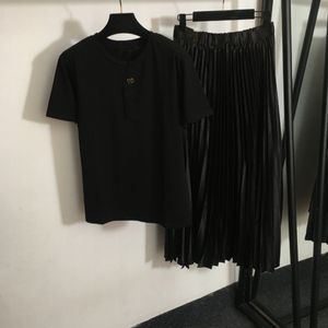 Nieuwe Designer Luxury Black Two-Piece Sets T-shirt Tops met korte mouwen en geplooid Mid Long Skir Dames Slim Dress Set Beach Party Suits Outfit My5143