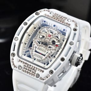 Nouveau Designer De Luxe Découpe Diamant Crâne Conception La Plus Multicolore Économique Classique Vintage Mouvement À Quartz Marqueurs Homme Montre Aucune Boîte