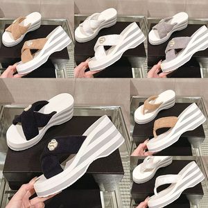 Nieuwe designer luxe muffinplatform hiel slippers dames open teen buiten buiten comfortabele wig sandaal dame cross-riem vaste kleur slijtage slippergroottes 35-40