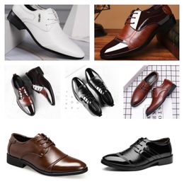 Nouveau créateur Luxury Luxury Multi Style Cuir Men's Black White Casual Chaussures, Robe Business Robe Point Up Wedding Shoe