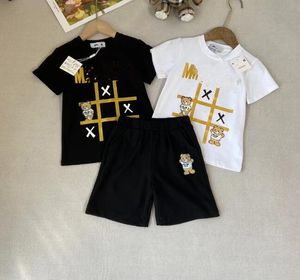 Nieuwe Designer M Kinder zomer T-shirt kledingset Jongens Letter Sportset Baby Kleding met korte mouwen Kinderset Maat 100 cm-150 cm