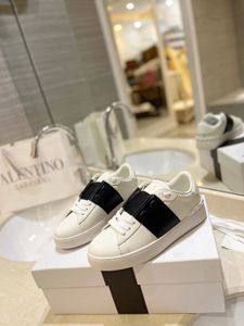 Nouveaux baskets décontractées pour hommes et femmes de créateurs à la mode confortables super légères rehaussant petites chaussures blanches popularité chaude