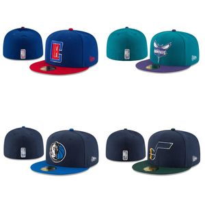 NIEUWE Designer Men's Fashion Basketball Team Classic Inpitte Color Flat Peak Full Size Closed Caps Baseball Sports Fited Hats in maat 7-maat 8 basketbalteam Snapback N6