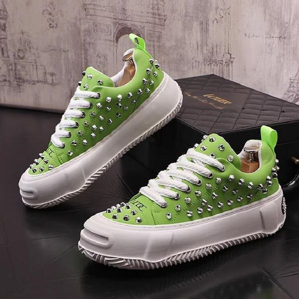 Nouveau Designer Hommes de haute qualité Clouté Rivet Spike Chaussures Casual Homme Britannique Tendance Loisirs Chaussures Mâle Noir Blanc Vert 10A40