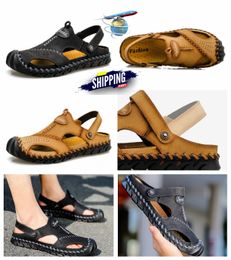 Sandalias de madera para hombre y mujer, zapatillas de ocio con correa para exteriores, zapatos plisados para el hogar, zapatos de playa famosos para mujer, nuevo diseñador