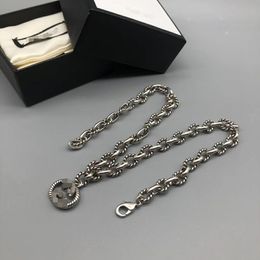 Nuevo collar de diseñador y gargantilla de pulsera para pulseras de letras unisex Suministro de cadena de oro Collares con dijes de acero inoxidable de alta calidad GN-004