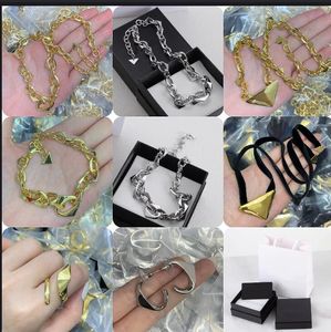 Nuevo diseñador, collar y pulsera, gargantilla para mujeres, hombres, pulseras triangulares unisex, suministro de cadena de oro, pendiente, anillo, collares con dijes de latón, regalos PSN4--11