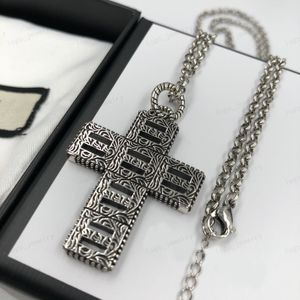 Nuevo collar de diseño, collar con colgante de cruces florales con doble alfabeto clásico de plata vintage, tanto hombres como mujeres pueden usar, tendencia punk con personalidad