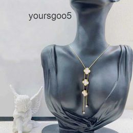 NOUVEAU Colliers de pendentif de créateur pour femmes Collier de médaillon de trèfle de trèfle 4 / quatre feuilles