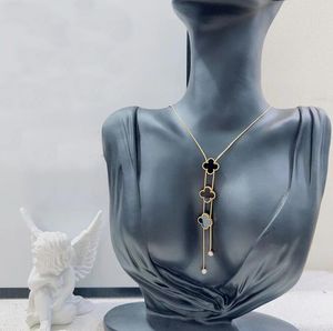 Nouveaux colliers pendentif de créateur pour femmes / collier médaillon trèfle à quatre feuilles de haute qualité chaînes ras du cou bijoux de créateur plaqué or 18 carats 74