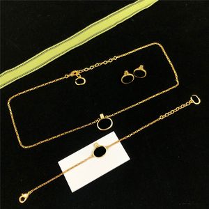 Nuevo diseñador Perfume Collar Pendientes Pulsera Sello en relieve Espárragos Gota para el oído Mujeres elegantes Collares pendientes 3 piezas Conjuntos de joyería para fiesta Aniversario