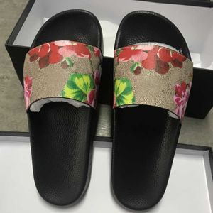 Avec la boîte Nouveau Designer Fleurs roses Pantoufle pour hommes Femmes Gear Bottoms Sandales rayées Tongs Noir Blanc Sandales Chaussures de plage d'été NO010
