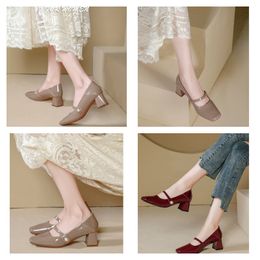 Nuevo diseñador, sandalias de tacón de aguja con punta estrecha, zapatos de tacón alto de cuero Baotou con hebilla en V de Metal hueco para mujer
