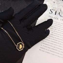 Nouveau créateur Collier cadeau romantique Bijoux de filles de haute qualité Longue chaîne Luxurious Designer 18K Collier plaqué d'or simple et à la mode
