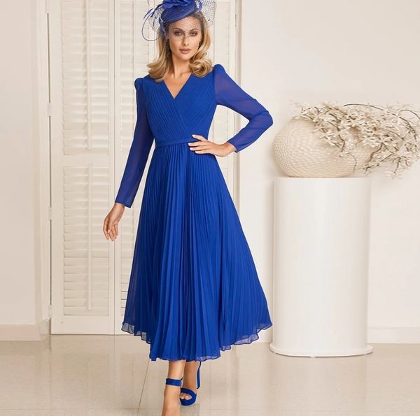 Nuevo diseñador Royal Blue Madre de la novia Vestido 2024 Cuello en V Mangas largas Gasa Boda Invitados Vestidos de fiesta Longitud del té Robe De Soiree