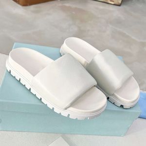 Nouvelles sandales de designer Sliders rembourrés Summer Cuir Slide Femmes Sandales de plage Noir Blanc Tongs plates Confort avec boîte 519