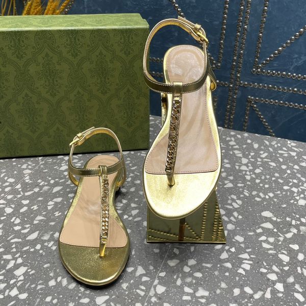 Nouveau designer sandales Sildes Beach Slippers Femme Flip-Flop Classic Gold Chain Buckle Summer Woman Room Slides Chaussures Talons plats Slippers Designer Leather Sandale