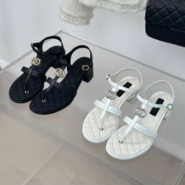 Nouvelles sandales de créateurs glisse Chaussures pour femmes blanc et noir en cuir en cuir boucle en une ligne avec boucle de mouton de boucle en métal