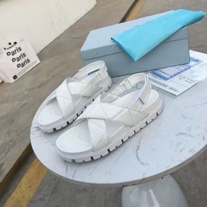 Nouveau Designer Sandales Femmes Pantoufles En Cuir Matelassé Sport Sandale Confortable Fond Épais Plage Chaussures D'été Dames À Bout Ouvert Diapositives
