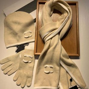 Nuevo diseñador bufanda 3D letra lana gorro de lana para mujeres calidez de invierno set de tres piezas guantes de sombrero de silenciador de moda y chales modernos