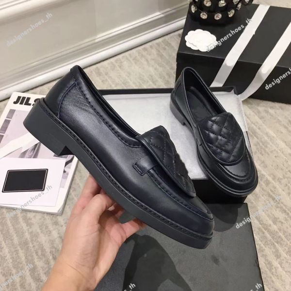 Nouvelles chaussures de créateurs Black Femmes Loafers Platform Shoe Shiny Tripted Le cuir en cuir concepteurs Slide Slip-On Slater-on Sabor