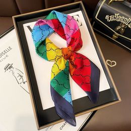 Nouveau foulard en soie de créateur pour femmes 70-70cm fleur dame foulard en soie carré décoratif lettre classique imprimé bandeau foulards