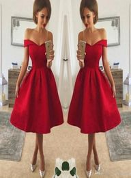 Nouveau designer Simple Style Robes de cocktails rouges bon marché sur l'épaule du genou en satin ruché une ligne Robes de fête de bal spécial occasio7365784