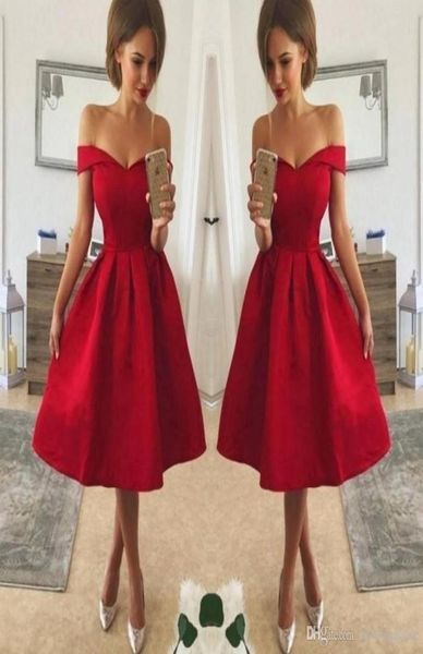 Nuevo diseñador Estilo simple Vestidos de cóctel rojos baratos Fuera del hombro Satén acanalado Hasta la rodilla Una línea Vestidos de fiesta de graduación Occasio1650691