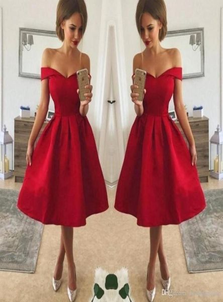 Nouveau designer Simple Style Robes de cocktails rouges bon marché sur l'épaule du genou en satin ruché une ligne Robes de fête de bal spécial occasio7365784