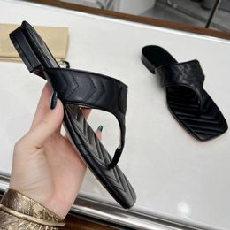 New Designer Slippers, Vérithes en cuir serrant des pantoufles d'orteil, un fond plat pour femmes, une texture de haute qualité supérieure, des pantoufles super belles avec boîte