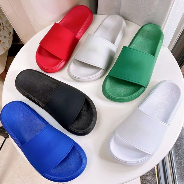 Nuevas zapatillas de diseñador Hombres Mujeres Lujo Embedded Logo Pool Slide Sandals Black Withe Blue Green Red Hombres Mujeres Moda de verano Outdoor Beach Scuffs Slipper