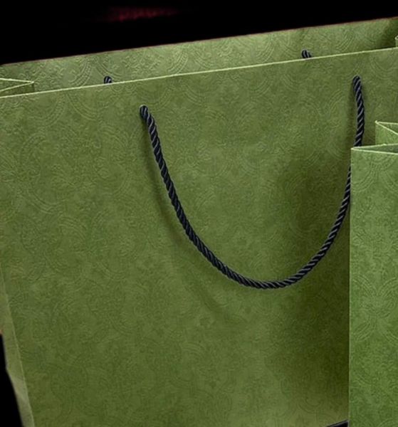 Nouveau concepteur Sac cadeau vert populaire Bags d'emballage de luxe en papier de grande taille7767593