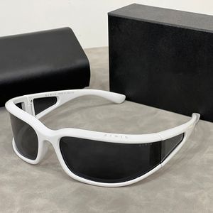 Nuevas gafas de sol de diseñador para hombres Mujer Gases de playa clásica marco Gasos solares de gato adumbral Gamias ajustadas anteojos con caja