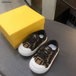 Nieuwe designer peuter Volledige print van letters pasgeboren schoenen baby kinder sneakers Doos Verpakking Maat 20-25 wandelschoenen voor baby's Nov25