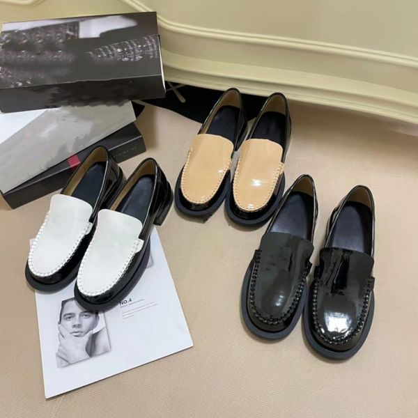 Nouvelles sandales féminines Luxury Fashion Lofers Patent Leather Designer Chaussures Metal Letter Plateforme Chaussures 5A Classic Outdoor Office Office's Non-Slip Black White Khaki
