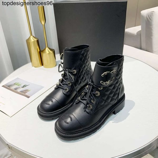 Nouveau Designer Femmes 24SS Verrouillage Noir Cheville Biker Chunky Plateforme Appartements Combat Bottes Talon Bas Bottines À Lacets Chaînes En Cuir Boucle Femmes Chaussures De Luxe