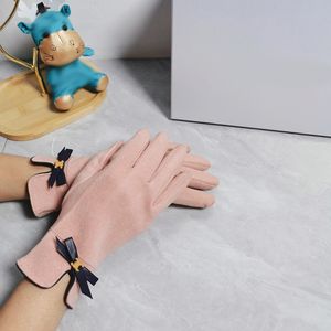 Nieuwe Ontwerpers Vijf Vingers Handschoenen 2023 Designer Schapenvacht Handschoen Voor Dames Wollen Winter Mitten Dames Officiële Kwaliteit Europese Maat T0P Kwaliteit 231261PE