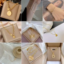 Nouveau collier en acier en titane incrusté pour femmes pour femmes Instagram polyvalent chaîne de clavicule luxueuse légère avec des bijoux de haute qualité et incolore