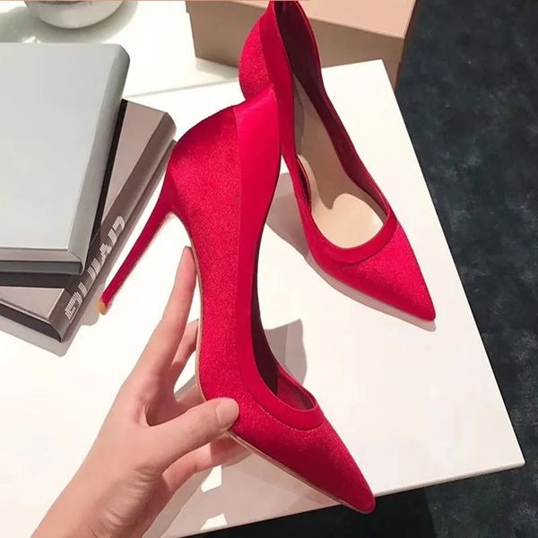 Nouvelles chaussures habillées vendant des escarpins à talons hauts en velours vert rouge noir bout pointu talons aiguilles célébrité mariage