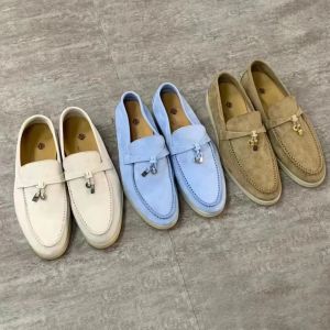 NUEVOS zapatos de vestir Encantos de verano Caminata para mujeres Diseñadores holgazanes hombres Oficina Carrera Viajes Tamaño 32-46 Zapato casual para niños Sandalias de zapatillas de cuero con