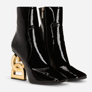 NOUVEAU ÉLÉGANT BRAND Designer Womens Keira Boots Boots Boots en cuir breveté noir avec charme de chaîne Lollo High Talons Boot Lady Walking Shoe EU35-43 avec boîte