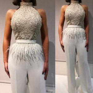 Nieuwe elegent Custom Crystal Beaded High Collar Pant Suit Avondjurken Slijtage met veren Sash Mouwloze Jumpsuit Party Jurk Prom Jurken