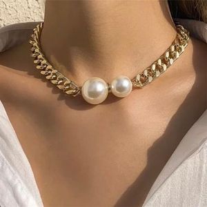 Collier à chaîne plate en métal doré, nouvelle personnalité de la mode européenne et américaine, grands et petits grains de perles assortis, ornement de cou