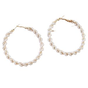 Nuevas joyas europeas y americanas con un sentido de temperamento de lujo y pendientes de perlas circulares El diseño de los aretes es nicho y versátil