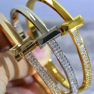 Nieuwe Europese en Amerikaanse T-Letter Titanium staal voor heren en dames gesneden T-Letter ingelegde dubbele rij diamanten armband in 3 kleurenq1