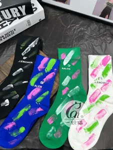 Nuevos calcetines de productos europeos Calcetines de tubo de impresión de letras de inyección de tinta de estilo occidental para mujer Pintura metálica Calcetín de moda rojo fresco en línea al por mayor