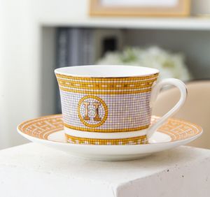 Nouveau Style européen créatif Vintage tasse à café bordure dorée porcelaine cadeau grande marque tasse à thé assiette support ensemble maison
