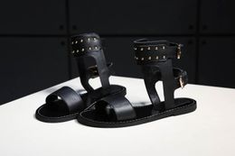 Nieuwe Europese stijl luxe klassieke mannen en vrouwen unisex sandalen schoenen vamp solid metalen gesp comfort brief decoratie maat 35 --- 46