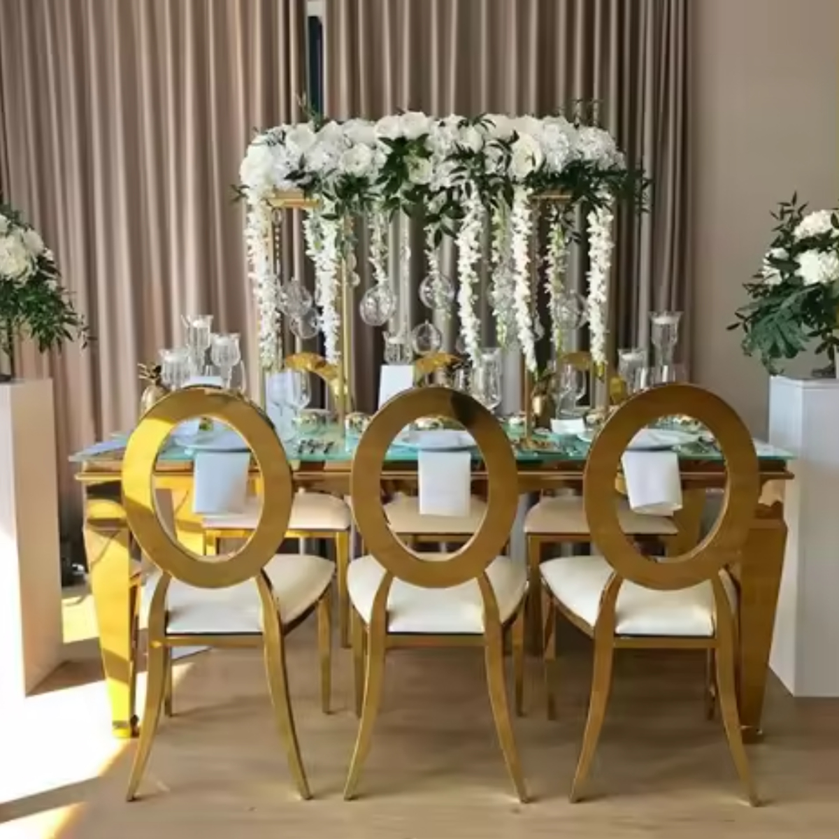 Yeni etkinlikler istiflenebilir paslanmaz altın oval arka düğün sandalyesi